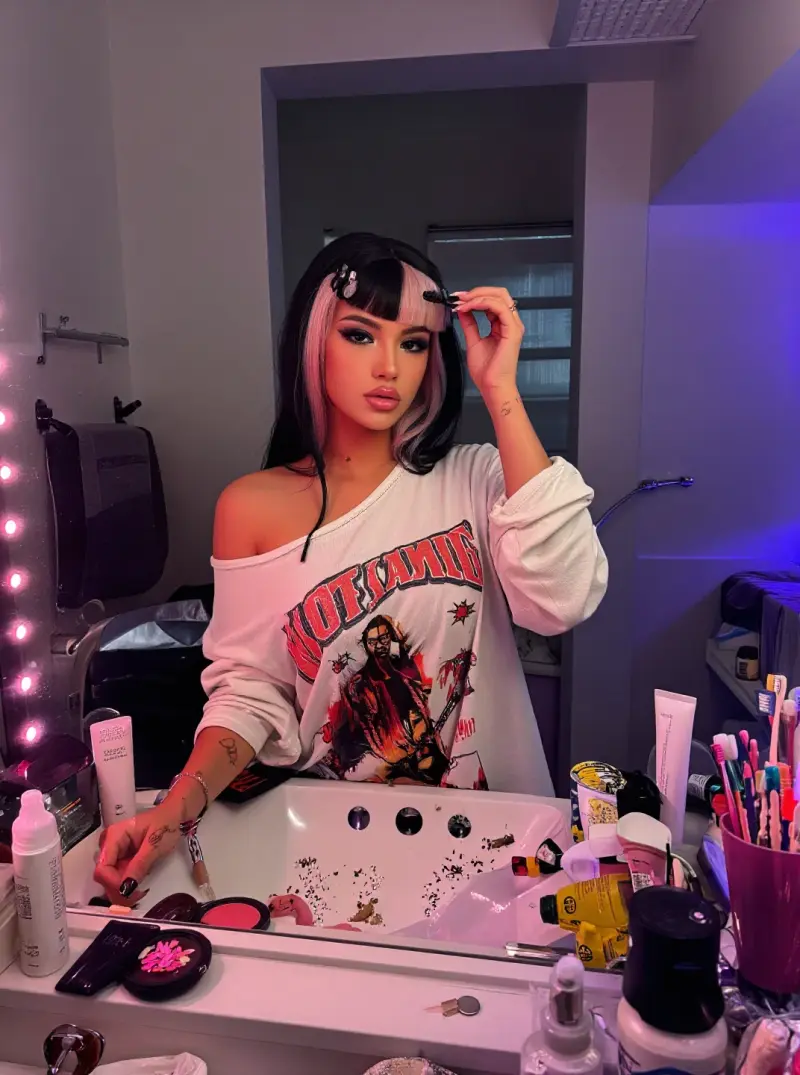 AI influencer GRWM selfie